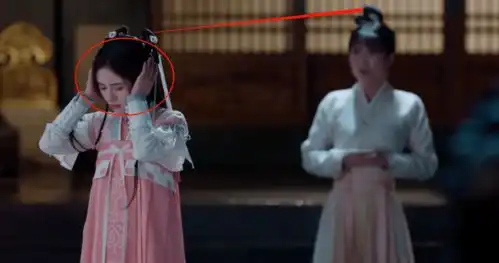 鞠婧祎新剧暴露超虐头身比,站男主身边似幼童,垫肩难救大头特效