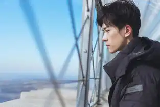 易烊千玺穿西装诠释少年英气
