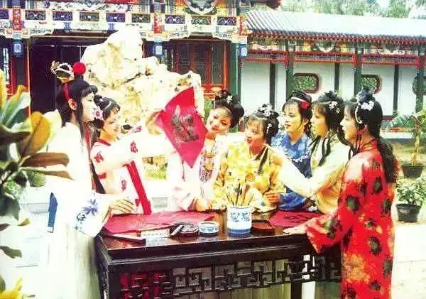 红楼梦里的姑娘与媳妇,到底是谁地位更高
