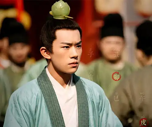 易烊千玺又一新剧即将开播,骑马剧照一脸冷峻,网友等得急死了