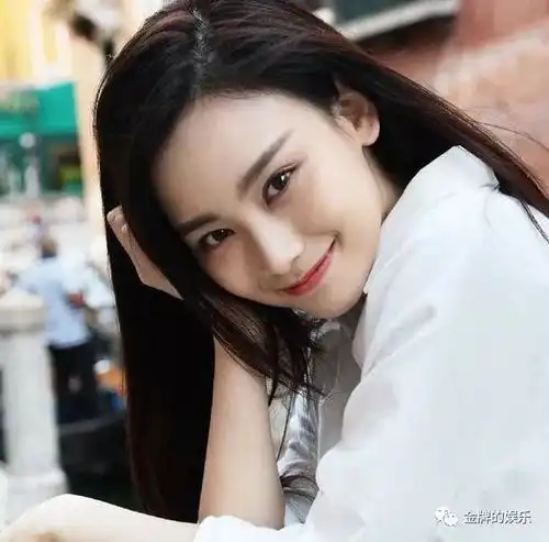 成龙果然是火眼金睛,他看中的这两个女孩都一夜成名了
