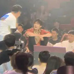 街舞2决赛后,廖博向易烊千玺做叉手礼,千玺的反应很真实
