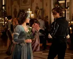 罗密欧与朱丽叶最新剧照曝光甜蜜吻戏引眼球
