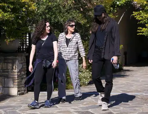 破产姐妹凯特戴琳斯街拍大赏,姐姐这身材越来越丰腴了哦
