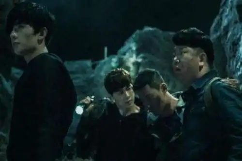 在盗墓笔记里,张家和汪藏海的关系是什么
