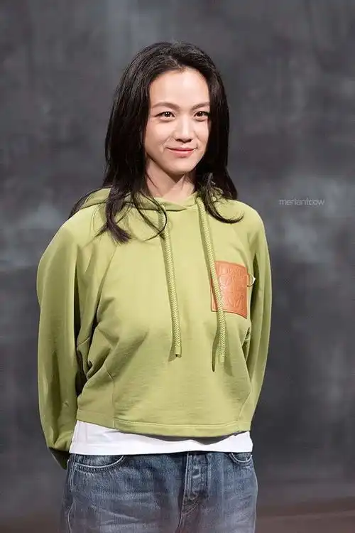 汤唯的造型又翻车搭配不佳不显比例,一身大牌穿得太普通