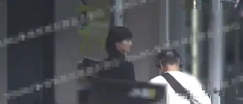 组图平凡之路曝路透金晨职业装打扮咖啡店拍戏
