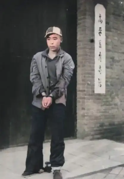 80年代初山西高平,看守所门站着犯罪嫌疑人,戴手铐脚镣表情凝重

