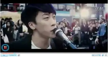 起势摇滚电影中那个在大街演唱的band的主唱是不是铁树兰乐队的主唱sunny
