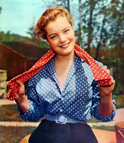 罗密施奈德一生事业辉煌,从影29年拍摄电影近60部,其中尤其以茜茜公主最为著名1954年导演恩斯特马利施卡挑选女主角,看中了初出茅庐的罗密,希西公主大获成功,罗密也一举成名此后,她又接连主演了希西系列片的两部续集年轻的皇后和皇后的