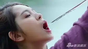 射雕英雄传侠女肖茵身穿绛紫外衣划桨而来
