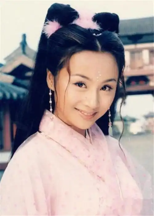 央视一姐曹颖,让位董卿被谢娜挤走,驴蹄跟事件后又现身央视
