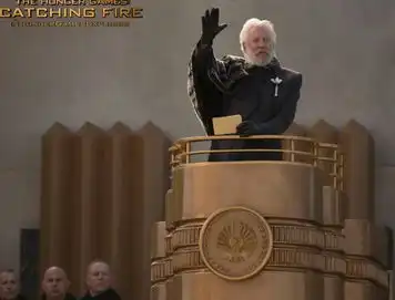 饥饿游戏2星火燎原最新剧照曝光众多大咖现身
