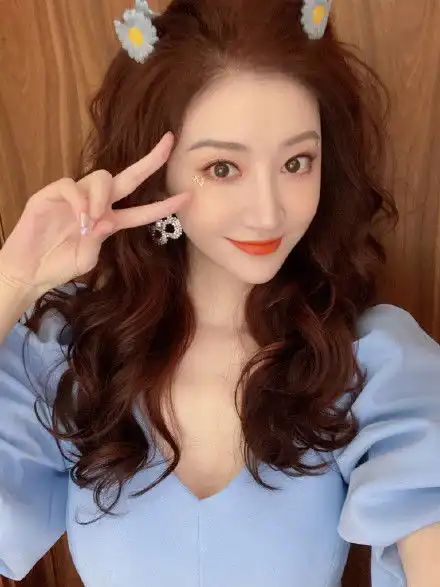 景甜晒甜美近照比剪刀手超可爱

