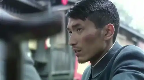 风筝马小五拿着宋孝安的照片,四处张望,却没发现任何可疑人物