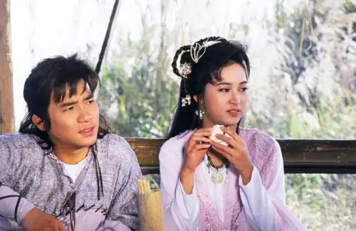 气质美女曾华倩,曾与20岁的梁朝伟一见钟情,如今她怎么样了
