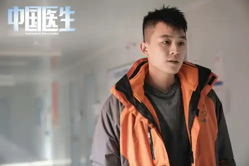 中国医生曝剧照张涵予易烊千玺致敬平凡英雄
