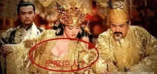 史上最尬穿帮镜头大妈演鬼子忍忍就算了,周冬雨身材绝了