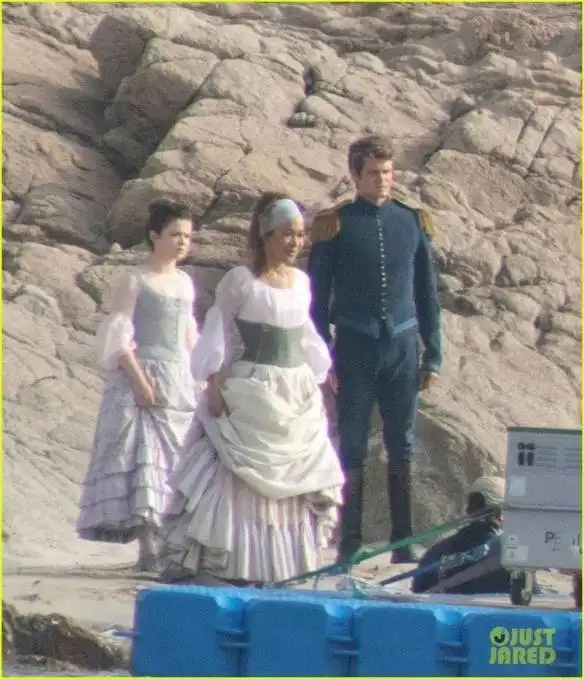 小美人鱼剧组爆发疫情新片场照王子湿身亮相