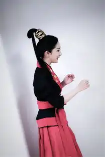 杨幂古装造型生日现场照曝光撸起袖子动作帅气
