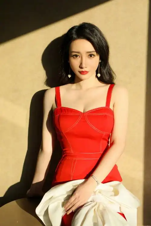 柳岩的悲伤,为救母愿捐肾的她,40岁后观众还是只看到性感
