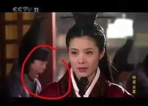 最吸引眼球的穿帮镜头,这么假的大肚子,网友真是第一次见到
