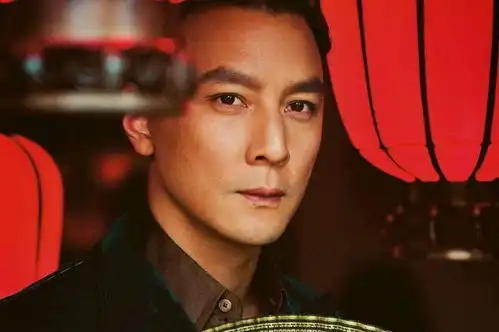 44岁吴彦祖爆秃顶危机,发际线越来越高,小4岁娇妻光头也帅