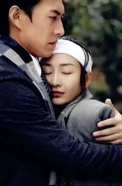 与大9岁江珊热恋5年后,靳东转头娶二婚的她,现一家4口幸福美满
