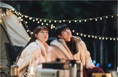 韩剧流星公开新剧照双星cp合体露营,相互依偎好甜蜜
