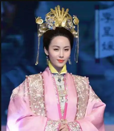 本是小村官,却一步登天成帝王,最后竟为个奴隶废了皇后冷了亲娘