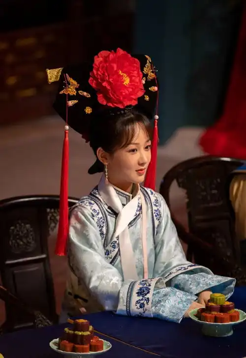 杨紫挑战清宫造型温婉大气,旗头cos紫薇格格俏皮可爱
