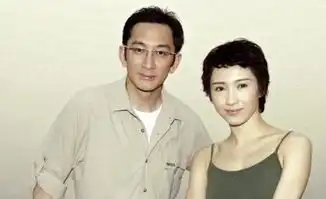 一把年纪娶小21岁娇妻,败光家产带女儿住危楼,55岁像小生