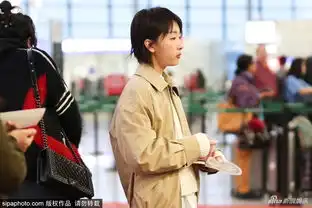 组图周冬雨白衣清新抱头走乖巧可爱忙吃西红柿化身吃货