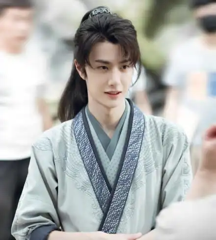 有翡角色剧照,王一博少年感十足,赵丽颖英姿飒爽
