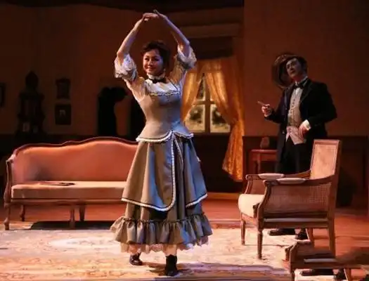 央视主持当红下嫁穷小子,刚出月子就被赶出家门今成人生赢家