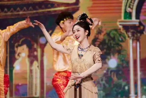 谭松韵湖南卫视小年夜惊艳亮相,网友盛赞胡姬再现,国风女神
