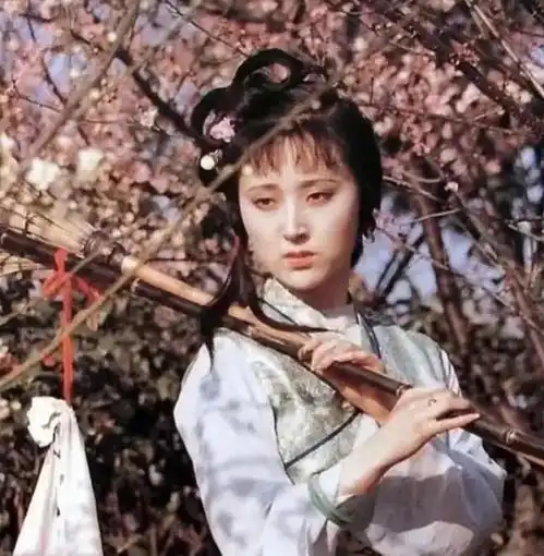 看了乐韵的红楼梦定妆照,才理解导演,王熙凤换成邓婕是对的
