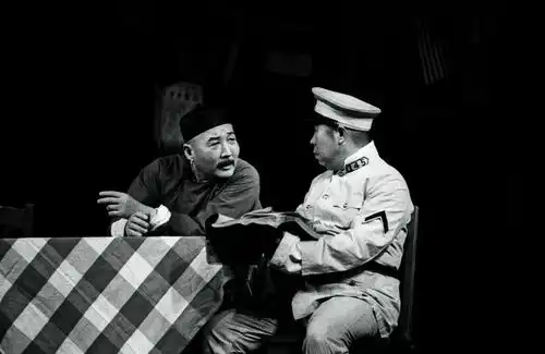 李晏蹲在树底下发呆三十年的人短故事
