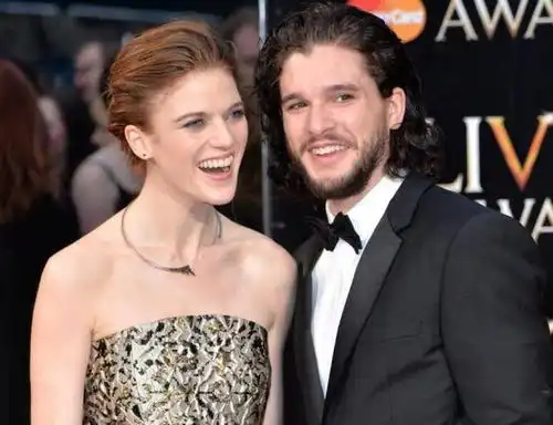 权利的游戏琼恩雪诺与耶哥蕊特戏假情真,结婚购入千万豪宅