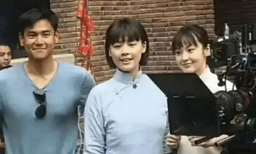 马思纯官宣抑郁期作品,新剧照故事感强烈,女主民国造型太有感觉
