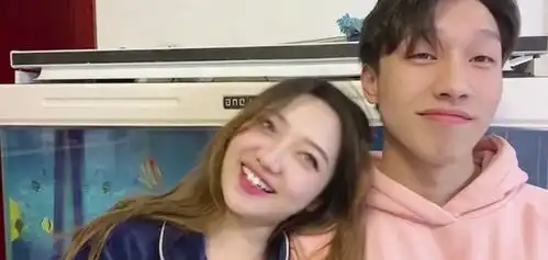 快乐星球冰柠檬官宣婚讯领证后甜蜜接吻,老公被指像德云社烧饼
