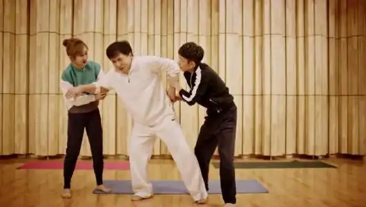 跪求功夫瑜伽电影后半段在印度场景的英文插曲昨晚看电影的时候没有摇出来然后搜到现在都没有搜到
