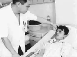 长期食田螺引寄生虫小伙全身皮肤变绿色