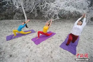 湖南张家界瑜伽美女冰天雪地秀柔功美丽冻人
