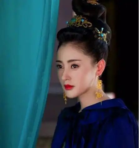 张天爱私下聚会被拍,与男领导拥抱送别,还贴心为其开车门
