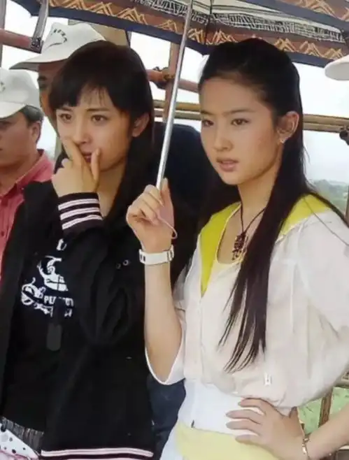 刘亦菲杨幂同框照曝出,15年前的小龙女郭襄超级美,网友爷青回

