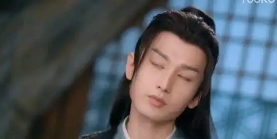 成毅新剧照氤氲伤残之美脚伤已痊愈,片场和粉丝打招呼