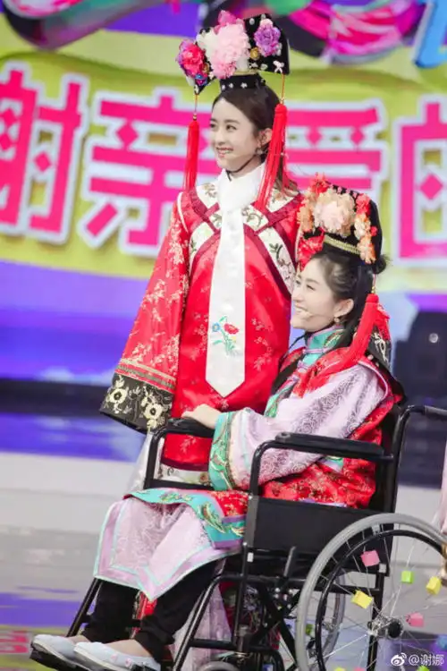 谢娜赵丽颖齐扮还珠格格剧照,宋小宝饰演扎针谢娜
