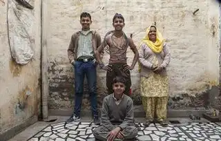 印度一16岁男孩奇迹男孩可抗11000伏电击大千世界
