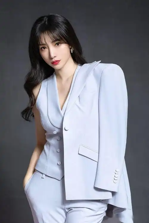 柳岩浅蓝西装造型又美又飒举手投足间女强人风范